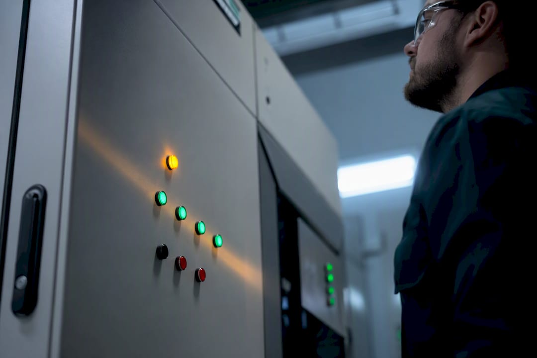Source-side industrial alarm indicator in control cabinet