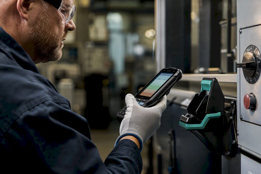 Operator recording a production cycle digitally